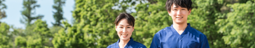 笑顔で働く職員の写真