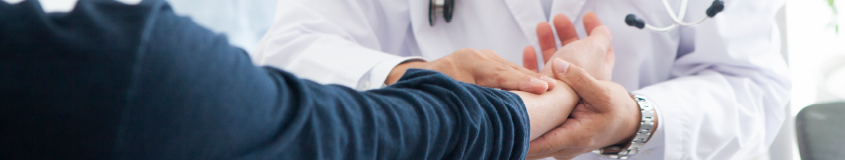 診察で脈を測る医師の写真