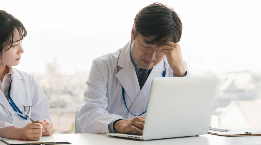 疲れてうつむく医師のイメージ写真
